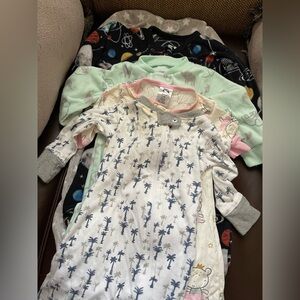 Girls’s Bundle Of 5 Pairs Of Footed Pajamas Size 3-6 Month